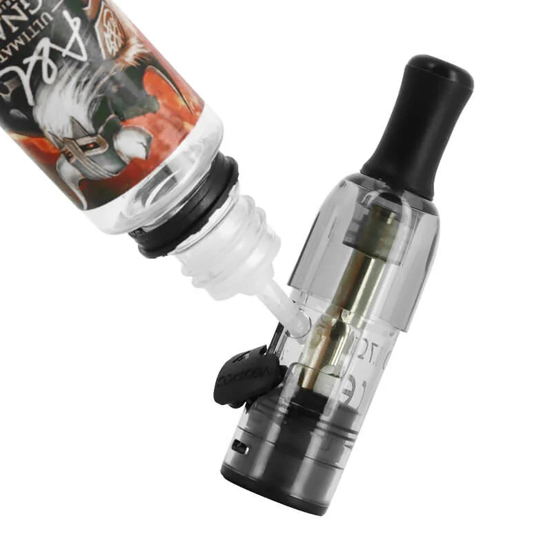 Detail doplňování e-liquidu do VOOPOO DORIC Galaxy cartridge přes boční otvor se silikonovou záslepkou.