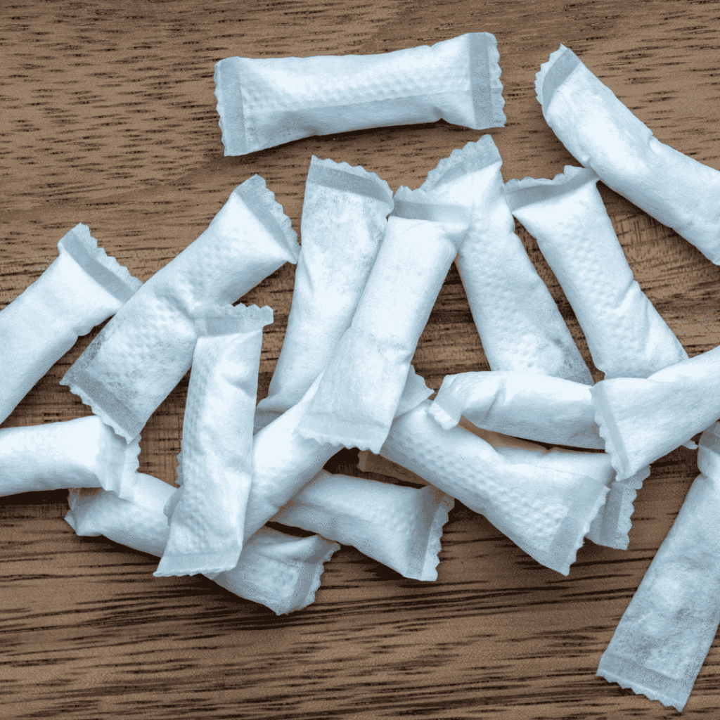 Dřevěný podklad s rozsypanými nikotinovými sáčky