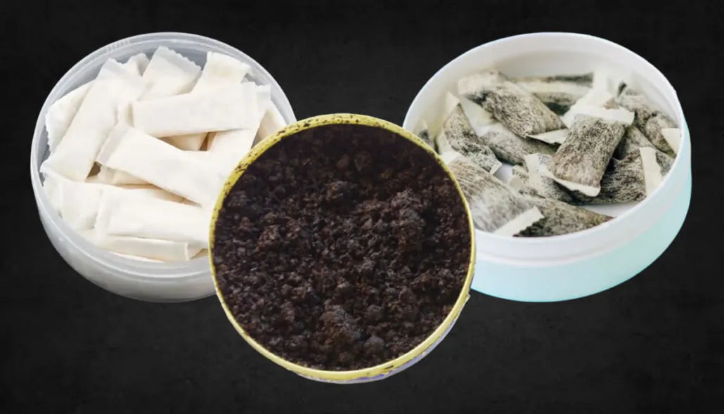 Černý podklad s třemi krabičkami, vlevo nikotinové sáčky, uprostřed snus, vpravo žvýkací tabák