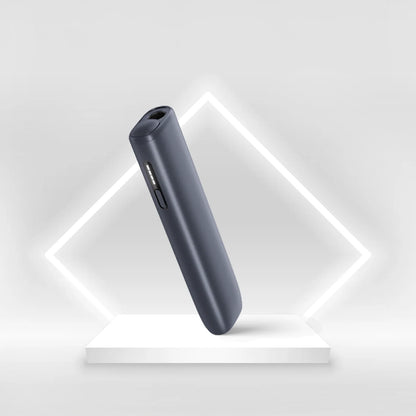Detail černého IQOS ILUMA i ONE Midnight Black – přenosné zařízení na nahřívaný tabák