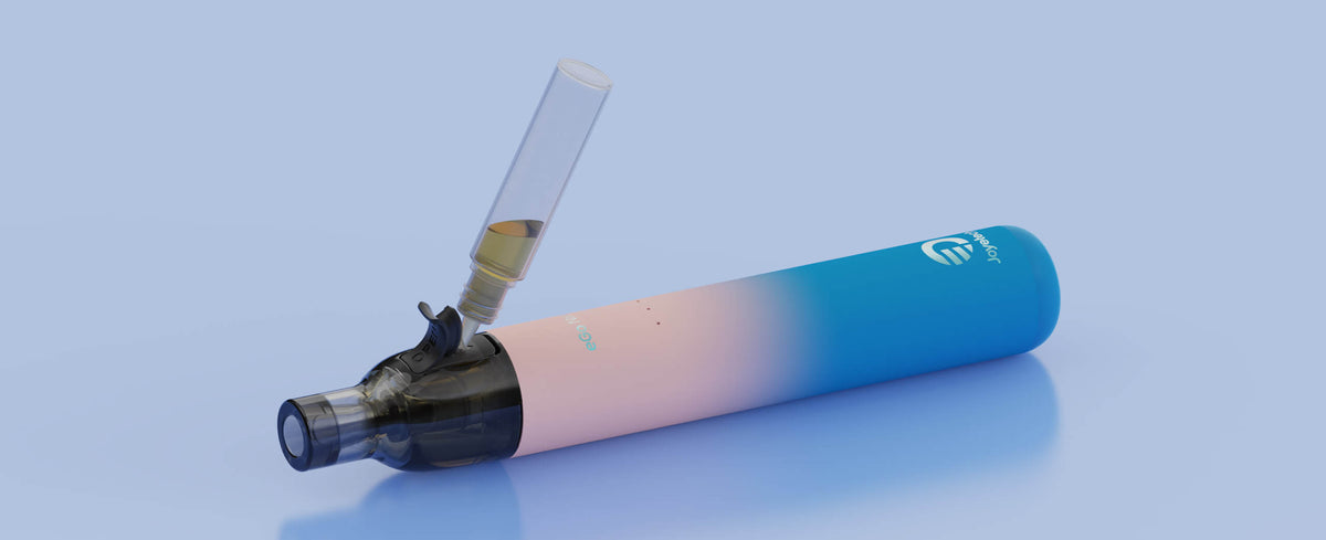Plnění cartridge Joyetech eGo Nano o objemu 2 ml vlastním e-liquidem přes otvor se silikonovou krytkou