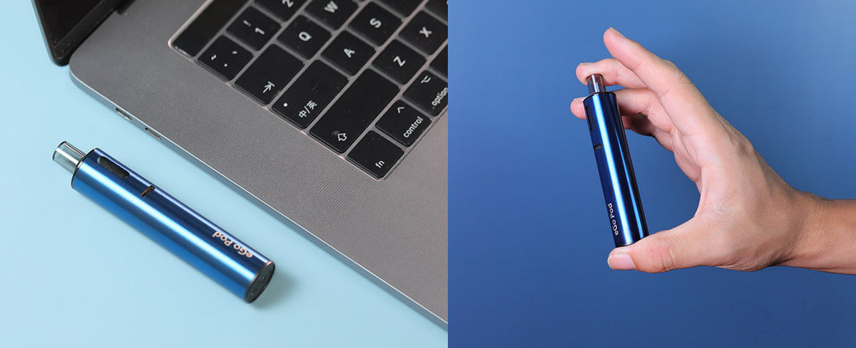 Modrá Joyetech eGo Pod vedle notebooku a v ruce – kompaktní plnitelná POD e-cigareta pro každodenní používání