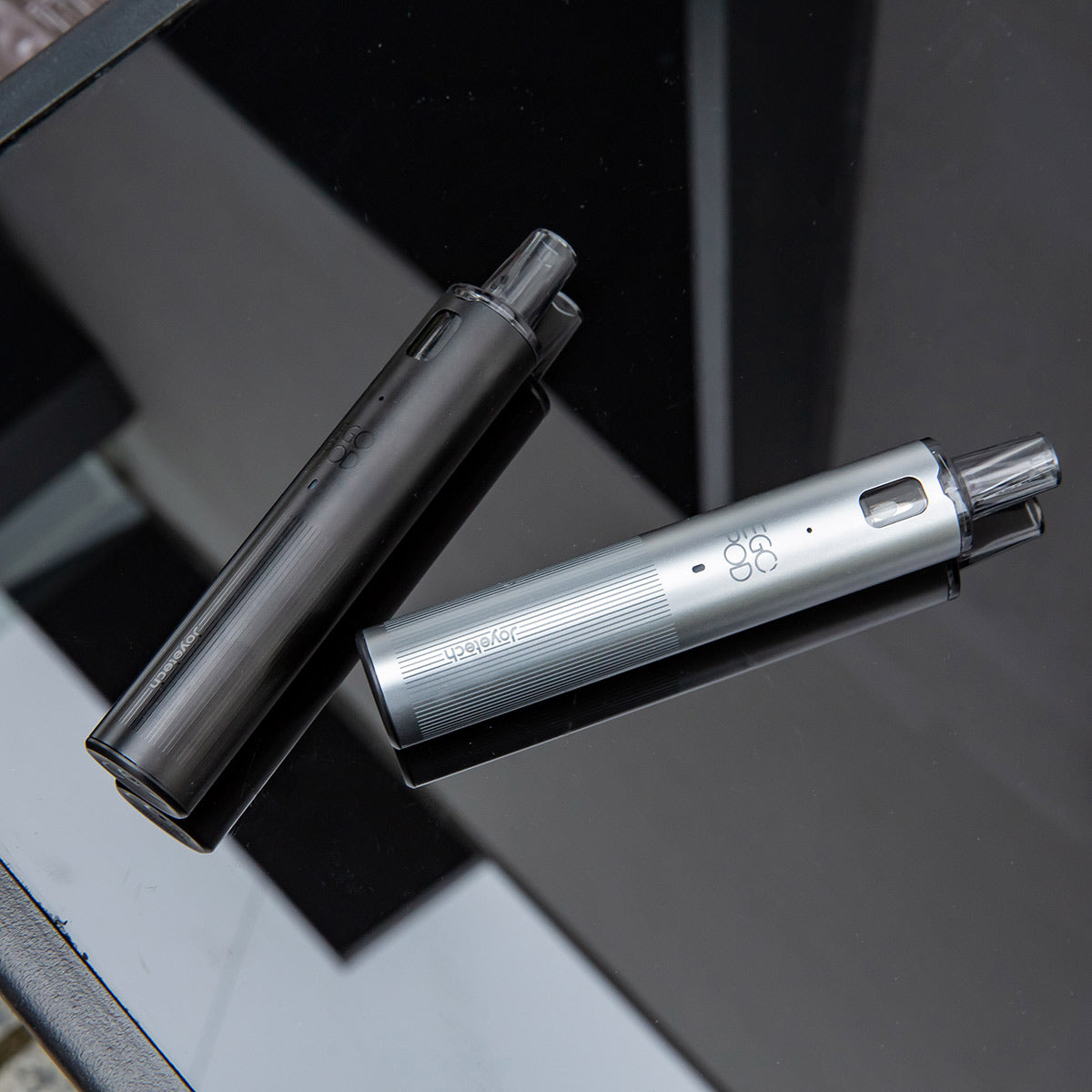 Černá a stříbrná POD e-cigareta Joyetech eGo Pod Update s baterií 1000 mAh na lesklém povrchu