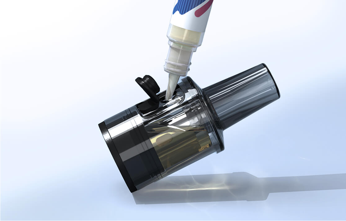 Boční plnění cartridge Joyetech eGo Pod Update vlastním e-liquidem přes otvor se silikonovou krytkou
