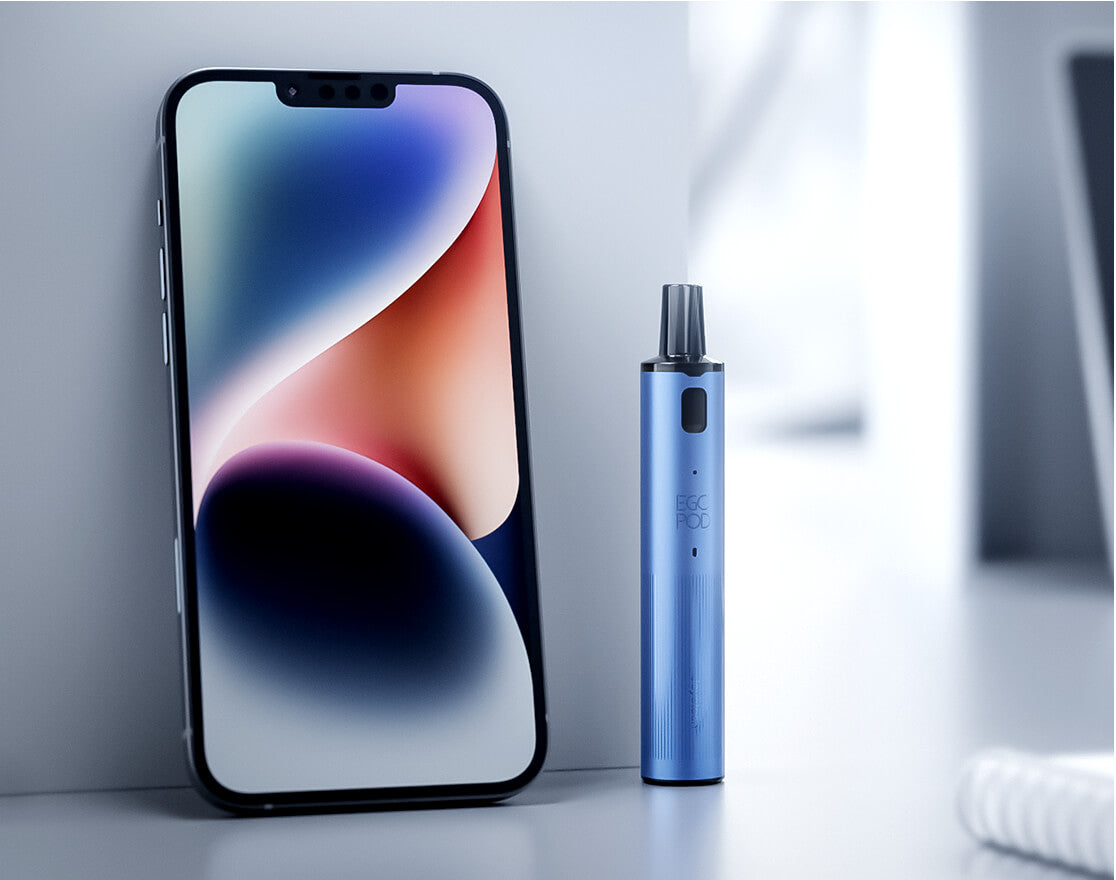 Modrá Joyetech eGo Pod Update Rich Blue vedle telefonu – kompaktní POD e-cigareta s automatickým potahem