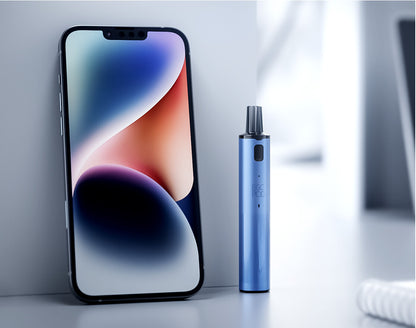 Modrá Joyetech eGo Pod Update Rich Blue vedle telefonu – kompaktní POD e-cigareta s automatickým potahem