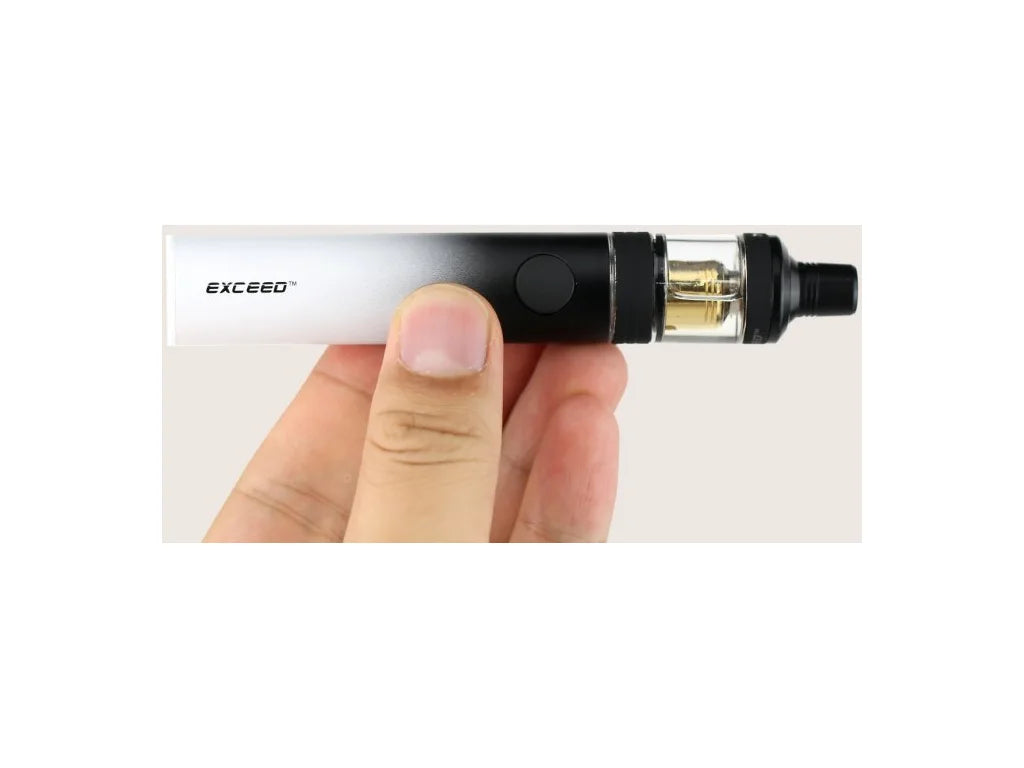 Joyetech Exceed D19 Black and White v ruce – kompaktní plnitelná elektronická cigareta pro každodenní vaping
