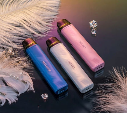 Lost Vape URSA Nano 3 Silk Blue, Silk White a Silk Rose – lifestyle fotografie barevných variant