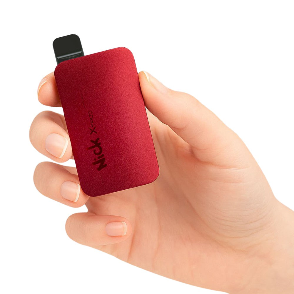 Kompaktní POD systém NICK X TPOD CUBE Dark Red v ruce s vloženou cartridge NICK X TPOD