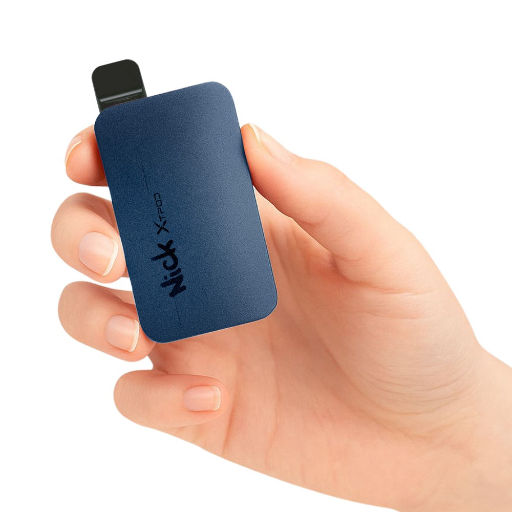 Modrá elektronická cigareta NICK X TPOD CUBE Navy Blue v ruce – kompaktní zařízení pro výměnné PODy