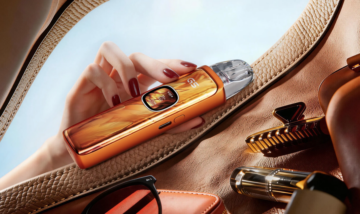 Uwell Caliburn G5 Orange Feathers pod elektronická cigareta v oranžovém provedení – lifestyle fotografie