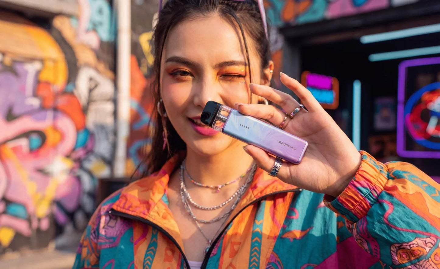 Růžový POD systém Vaporesso XROS 6 Dreamy Pink v barevné lifestyle fotografii