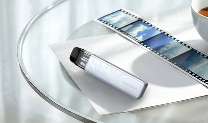 Bílá POD e-cigareta Vaporesso XROS 6 Mini Plume White v produktové lifestyle scéně