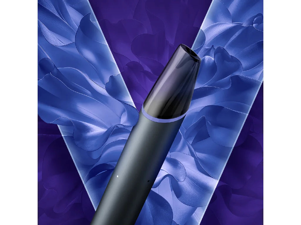 Detail průhledného náustku VEEV NOW ULTRA Blue Raspberry pro snadnou kontrolu zbývající hladiny e-liquidu
